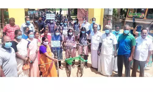 ஸ்ரீமுஷ்ணத்தில் திடக்கழிவு மேலாண்மை குறித்த விழிப்புணர்வு சைக்கிள் பேரணி ஸ்ரீமுஷ்ணத்தில் திடக்கழிவு மேலாண்மை குறித்த விழிப்புணர்வு சைக்கிள் பேரணி