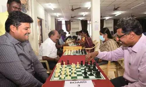 கரூரில் அரசு அலுவலர்களுக்கான செஸ் போட்டி: கலெக்டர் பிரபுசங்கர் பங்கேற்று விளையாடினார் கரூரில் அரசு அலுவலர்களுக்கான செஸ் போட்டி: கலெக்டர் பிரபுசங்கர் பங்கேற்று விளையாடினார்