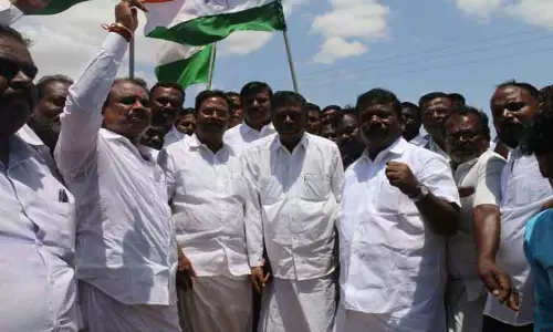 நெல்லை தாமிரபரணி ஆற்றில்அரசியல் கட்சியினர் மலர் தூவி அஞ்சலி