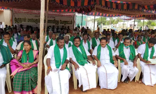 கோனூரில் உள்ள ஏரிகளை சேர்க்க கோரி விவசாயிகள் உண்ணாவிரதம் கோனூரில் உள்ள ஏரிகளை சேர்க்க கோரி விவசாயிகள் உண்ணாவிரதம்