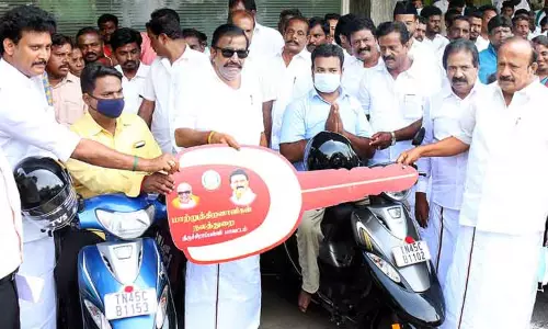 நடப்பாண்டில் 50 ஆயிரம் இலவச விவசாய மின் இணைப்பு-அமைச்சர் எம்.ஆர்.கே.பன்னீர்செல்வம் பேட்டி நடப்பாண்டில் 50 ஆயிரம் இலவச விவசாய மின் இணைப்பு-அமைச்சர் எம்.ஆர்.கே.பன்னீர்செல்வம் பேட்டி