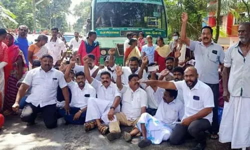 காங்கிரஸ் கட்சியினர் சாலை மறியல்