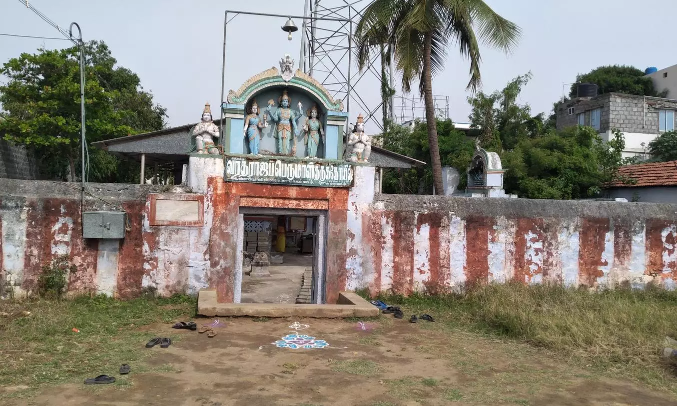 சேதமடைந்து கிடக்கும் வரதராஜ பெருமாள் கோவில் சேதமடைந்து கிடக்கும் வரதராஜ பெருமாள் கோவில்