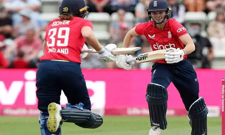 பெண்கள் கிரிக்கெட்: தென் ஆப்பிரிக்காவுக்கு எதிரான டி20-ல் இங்கிலாந்து அணி வெற்றி பெண்கள் கிரிக்கெட்: தென் ஆப்பிரிக்காவுக்கு எதிரான டி20-ல் இங்கிலாந்து அணி வெற்றி