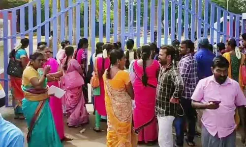 தாமதமாக வந்தவர்களுக்கு தேர்வு எழுத அனுமதி மறுப்பு தாமதமாக வந்தவர்களுக்கு தேர்வு எழுத அனுமதி மறுப்பு