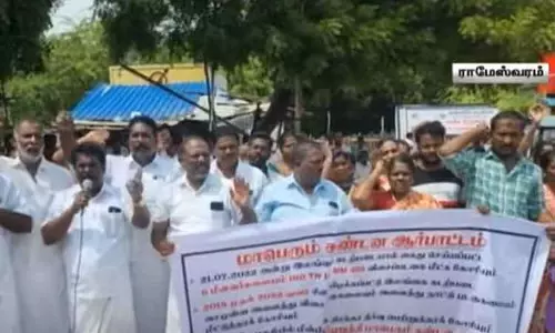 இலங்கை கடற்படையால் கைது செய்யப்பட்ட தமிழக மீனவர்களை விடுவிக்கக் கோரி ஆர்ப்பாட்டம் இலங்கை கடற்படையால் கைது செய்யப்பட்ட தமிழக மீனவர்களை விடுவிக்கக் கோரி ஆர்ப்பாட்டம்