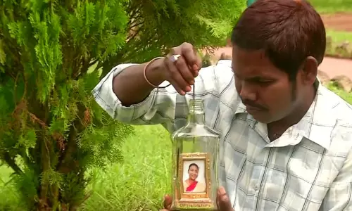 கண்ணாடி பாட்டிலுக்குள் ஜனாதிபதியாக பொறுப்பேற்க உள்ள திரவுபதி முர்முவின் கையடக்க படத்தை வரைந்து சாதனை! கண்ணாடி பாட்டிலுக்குள் ஜனாதிபதியாக பொறுப்பேற்க உள்ள திரவுபதி முர்முவின் கையடக்க படத்தை வரைந்து சாதனை!