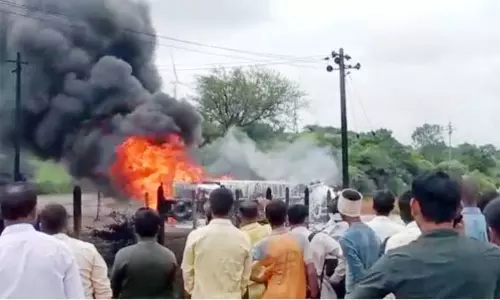 டேங்கர் லாரி-மோட்டார் சைக்கிள் மோதி தீப்பிடித்தது; வாலிபர் கருகி சாவு