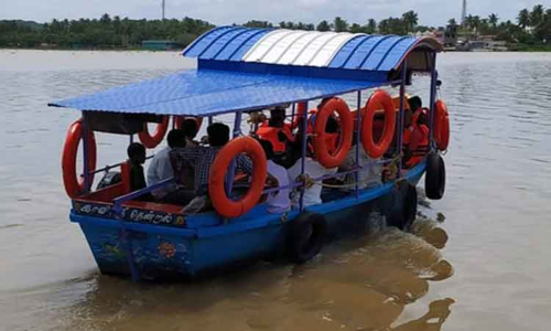 காவிரியில் நீர்வரத்து குறைந்ததால்  நெரிஞ்சிப்பேட்டையில் படகு போக்குவரத்து தொடக்கம்