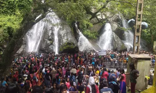 குற்றாலத்தில் அலைமோதும் சுற்றுலா பயணிகள் கூட்டம்; அருவிகளில் குளித்தும், படகு சவாரி செய்தும் மகிழ்ந்தனர்