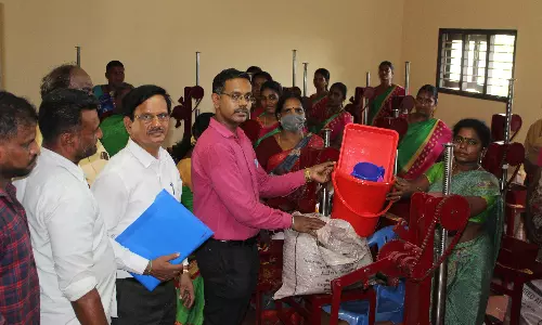 கிராமப்புற கைவினை தொழிலாளர்களுக்கு பயிற்சி கிராமப்புற கைவினை தொழிலாளர்களுக்கு பயிற்சி