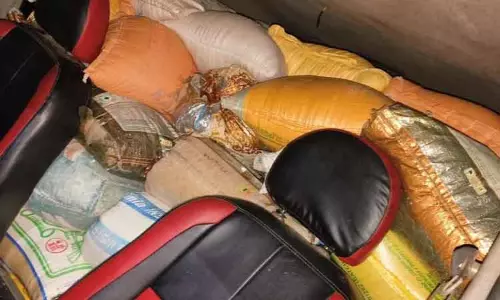 காரில் கடத்திய 2 டன் ரேஷன் அரிசி பறிமுதல் காரில் கடத்திய 2 டன் ரேஷன் அரிசி பறிமுதல்