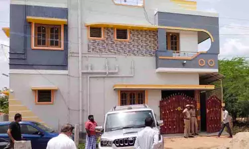 அரசு டாக்டர் வீட்டின் கதவை உடைத்து 200 பவுன் நகைகள் கொள்ளை