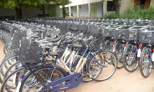 ஈரோட்டில்  தயார் நிலையில் விலையில்லா சைக்கிள்கள்;  அரசு பள்ளி மாணவ- மாணவிகளுக்கு வழங்கப்படுகிறது