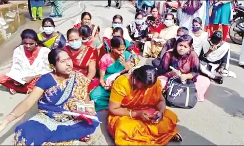 குரூப்-4 தேர்வு எழுத தாமதமாக வந்த வாலிபர் பள்ளியின் சுவர் ஏறி குதித்ததால் பரபரப்பு குரூப்-4 தேர்வு எழுத தாமதமாக வந்த வாலிபர் பள்ளியின் சுவர் ஏறி குதித்ததால் பரபரப்பு