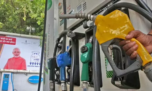 சென்னையில் 65-வது நாளாக ஒரே விலையில் நீடிக்கும் பெட்ரோல், டீசல்...! சென்னையில் 65-வது நாளாக ஒரே விலையில் நீடிக்கும் பெட்ரோல், டீசல்...!