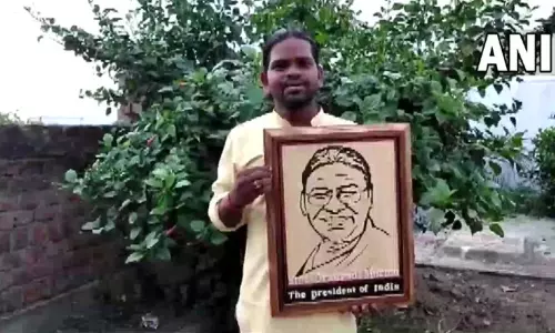 ஜனாதிபதி பதவியேற்க உள்ள திரவுபதி முர்முவுக்கு சிற்பம், ஓவியம் வடிவில் ஒடிசா கலைஞர்கள் வாழ்த்து ஜனாதிபதி பதவியேற்க உள்ள திரவுபதி முர்முவுக்கு சிற்பம், ஓவியம் வடிவில் ஒடிசா கலைஞர்கள் வாழ்த்து