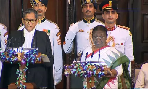 நாட்டின் 15-வது ஜனாதிபதியாக திரவுபதி முர்மு பதவி ஏற்றார் நாட்டின் 15-வது ஜனாதிபதியாக திரவுபதி முர்மு பதவி ஏற்றார்