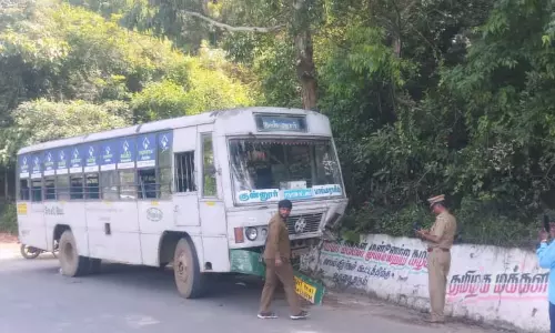 ஓடும் பஸ்ஸில் டிரைவருக்கு தலை சுற்றல்..! அதிர்ஷ்டவசமாக உயிர் தப்பிய பயணிகள்..! ஓடும் பஸ்ஸில் டிரைவருக்கு தலை சுற்றல்..! அதிர்ஷ்டவசமாக உயிர் தப்பிய பயணிகள்..!