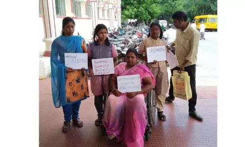 மாற்றுத்திறனாளி பெண் குடும்பத்துடன் போராட்டத்தில் ஈடுபட்டதால் பரபரப்பு