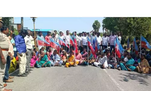 ரேஷன் கடை அமைக்கக்கோரி பொதுமக்கள் சாலை மறியல்