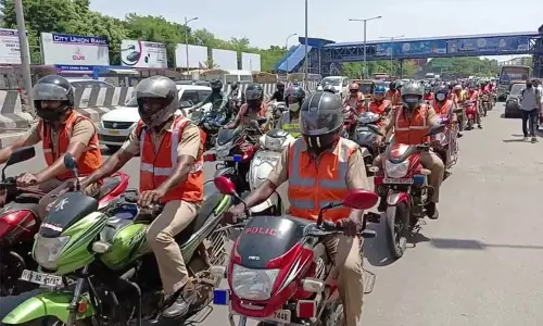 செஸ் ஒலிம்பியாட் போட்டி: போலீசார் பைக்கில் விழிப்புணர்வு பேரணி செஸ் ஒலிம்பியாட் போட்டி: போலீசார் பைக்கில் விழிப்புணர்வு பேரணி