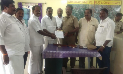 முன்னாள் அமைச்சர் மீது தி.மு.க.வினர்  போலீசில் புகார்