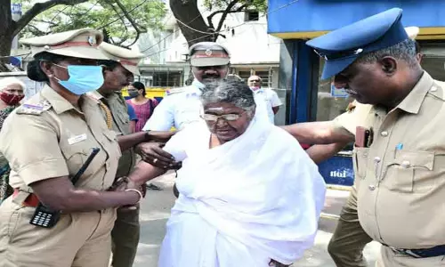 மண்எண்ணெய் பாட்டிலுடன் மூதாட்டி தர்ணா