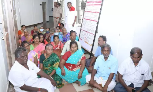 பட்டா வழங்கக்கோரி கைத்தறி நெசவாளர்கள் தர்ணா