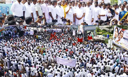 எதற்கெடுத்தாலும் மத்திய அரசு மீது பழிபோட்டுவிட்டு தப்பிக்க பார்க்காதீர்கள் எதற்கெடுத்தாலும் மத்திய அரசு மீது பழிபோட்டுவிட்டு தப்பிக்க பார்க்காதீர்கள்