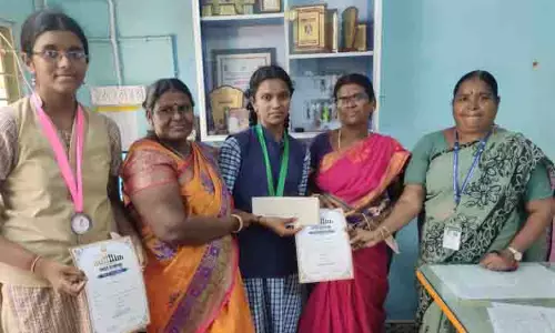 சதுரங்க போட்டிக்கு தேர்வான குளித்தலை அரசு பள்ளி மாணவிக்கு பாராட்டு சதுரங்க போட்டிக்கு தேர்வான குளித்தலை அரசு பள்ளி மாணவிக்கு பாராட்டு