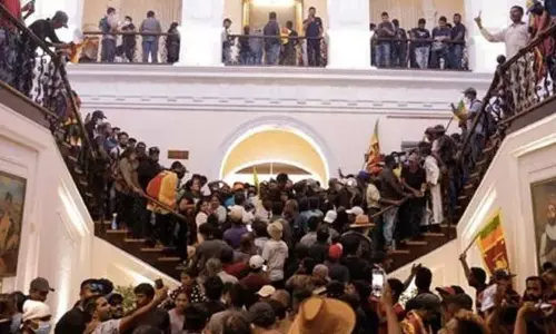 இலங்கை அதிபர் மாளிகையில் திருடிய 3 பேர் கைது இலங்கை அதிபர் மாளிகையில் திருடிய 3 பேர் கைது