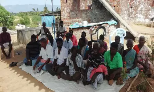 ஆக்கிரமிப்பை அகற்றக்கோரி பொதுமக்கள் உண்ணாவிரதம் ஆக்கிரமிப்பை அகற்றக்கோரி பொதுமக்கள் உண்ணாவிரதம்