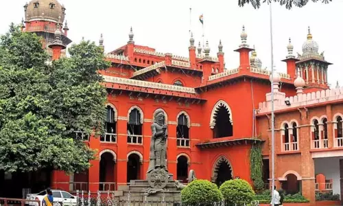 தமிழகத்தில் சட்டவிரோத மதுபான பார்கள் மீது நடவடிக்கை எடுக்கக்கோரிய மனு தள்ளுபடி - ஐகோர்ட்டு உத்தரவு தமிழகத்தில் சட்டவிரோத மதுபான பார்கள் மீது நடவடிக்கை எடுக்கக்கோரிய மனு தள்ளுபடி - ஐகோர்ட்டு உத்தரவு