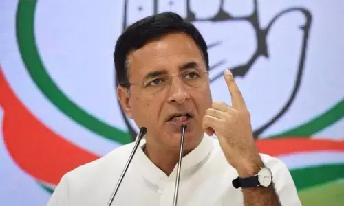 ஆதார்-வாக்காளர் அட்டை இணைப்பு சட்டம்: காங்கிரஸ் நிர்வாகி மனுவை விசாரணைக்கு ஏற்க சுப்ரீம் கோர்ட்டு மறுப்பு