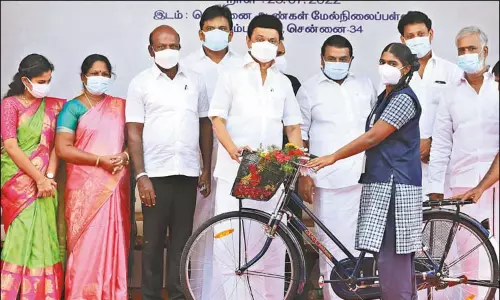 அரசு பள்ளி மாணவ, மாணவிகளுக்கு ரூ.323 கோடியில் விலையில்லா சைக்கிள் முதல்-அமைச்சர் தொடங்கிவைத்தார்