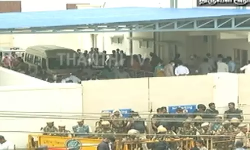 திருவள்ளூர்: பிரேத பரிசோதனைக்கு பின் பள்ளி மாணவியின் உடலை வாங்க பெற்றோர் மறுப்பு