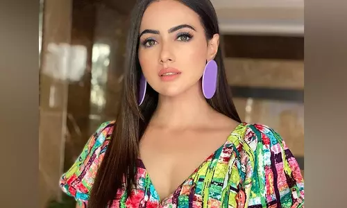 சினிமாவால் அமைதி இழந்து விலகிய நடிகை சனாகான்