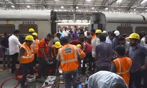 மின்சார ரெயில் பிளாட்பாரத்தில் மோதி தடம்புரண்டது- துறைமுக வழித்தடத்தில் சேவை பாதிப்பு