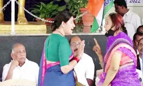 நடிகை பாவனாவுடன் வாக்குவாதத்தில் ஈடுபட்ட பெண் தொண்டர் நடிகை பாவனாவுடன் வாக்குவாதத்தில் ஈடுபட்ட பெண் தொண்டர்