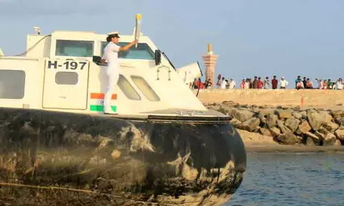 கடலோர காவல் படை கப்பலில் பயணித்த ெசஸ் ஒலிம்பியாட் ஜோதி கடலோர காவல் படை கப்பலில் பயணித்த ெசஸ் ஒலிம்பியாட் ஜோதி