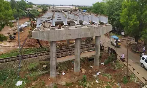 ரெயில்வே மேம்பாலத்தில் இரும்பு கர்டர்கள்  பொருத்தும் பணி மும்முரம்