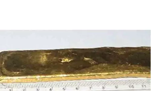 தங்கக்கட்டி பறிமுதல்; 3 பேர் கைது தங்கக்கட்டி பறிமுதல்; 3 பேர் கைது