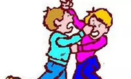 தடப்பிரச்சினையில் மோதல்: 2 பேர் மீது வழக்கு