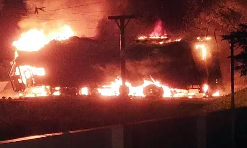 சாலை தடுப்பு சுவரில் மோதி  டேங்கர் லாரி தீப்பிடித்தது