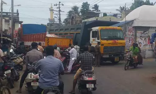 வலங்கைமான் கடைத்தெருவில் போக்குவரத்து நெருக்கடியால் மக்கள் அவதி