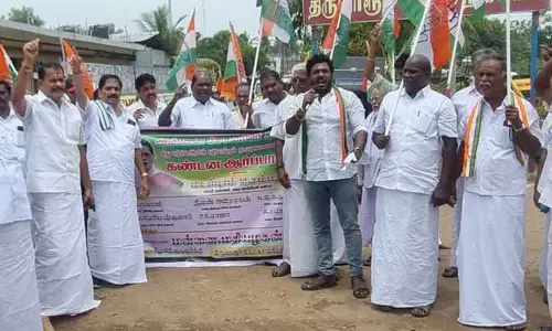 காங்கிரஸ் கட்சியினர் ஆர்ப்பாட்டம் காங்கிரஸ் கட்சியினர் ஆர்ப்பாட்டம்