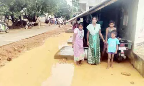 குடியிருப்புக்குள் தண்ணீர் புகுந்ததால் பொதுமக்கள் தவிப்பு