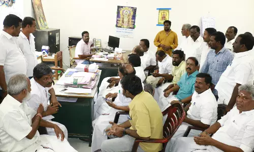 அதிகாரிகளை அ.தி.மு.க. எம்.எல்.ஏ.க்கள், நிர்வாகிகள் முற்றுகையிட்டு வாக்குவாதம்