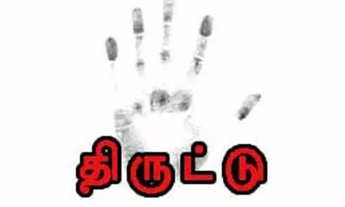வீட்டின் கதவை உடைத்து நகை, பணம் திருட்டு வீட்டின் கதவை உடைத்து நகை, பணம் திருட்டு